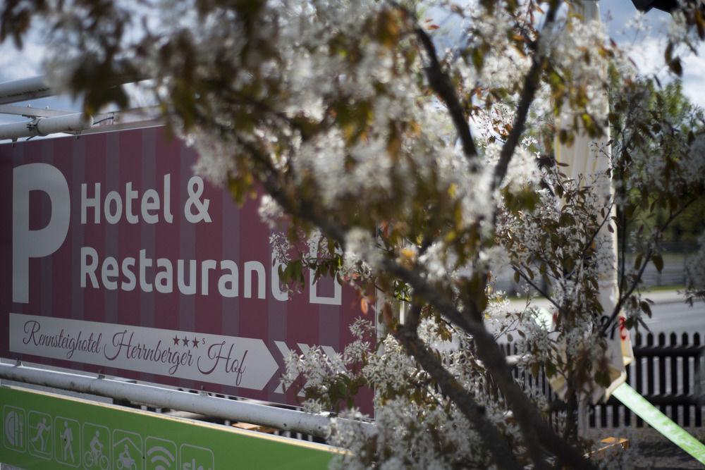 Rennsteighotel Herrnberger Hof Нойхаус ам Ренвег Екстериор снимка